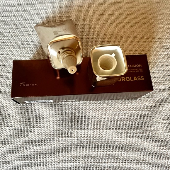 Hourglass Illusion Luminous Glow Foundation Shade 7 - Picture 4 of 7